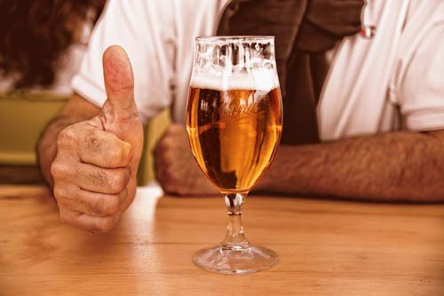 Cerveza vegetal en la mesa